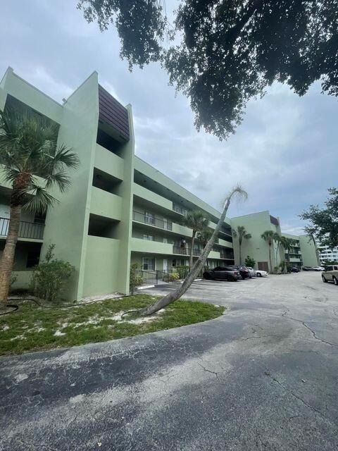 1638 Embassy Drive - Photo 16
