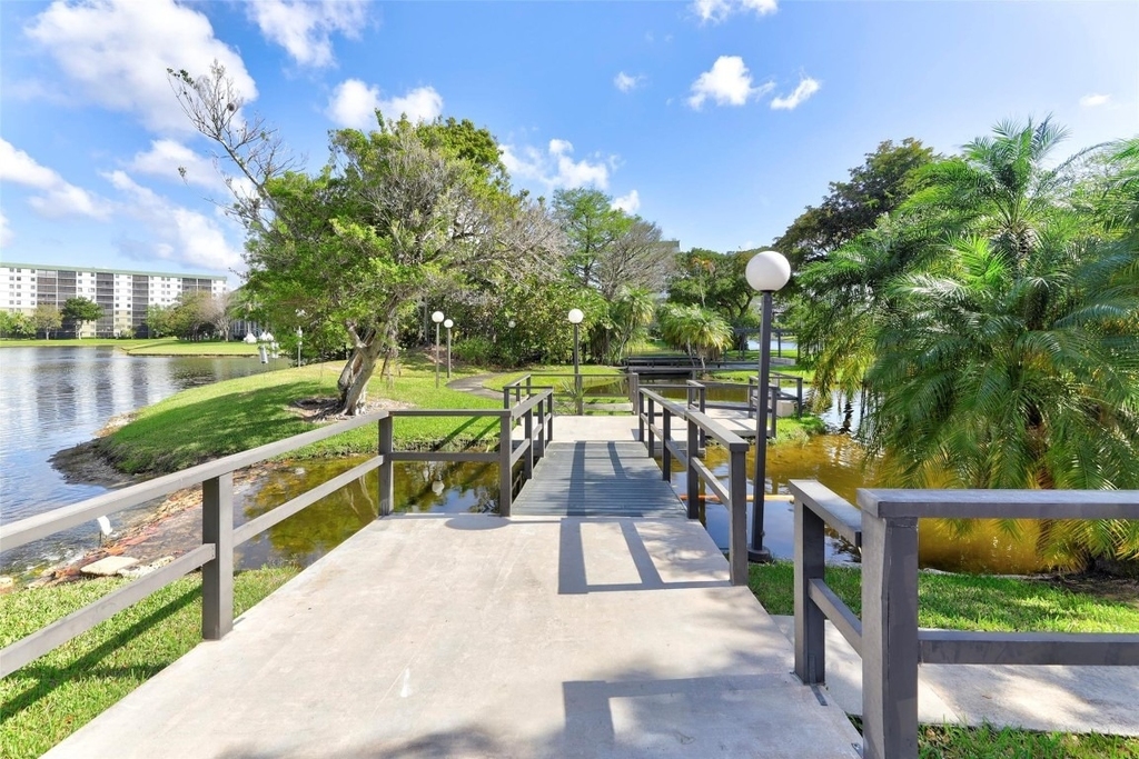 2236 N Cypress Bend Drive - Photo 34