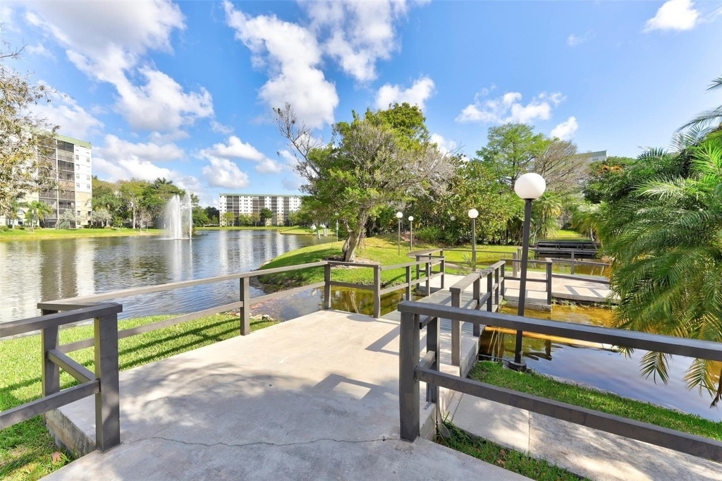 2236 N Cypress Bend Drive - Photo 33
