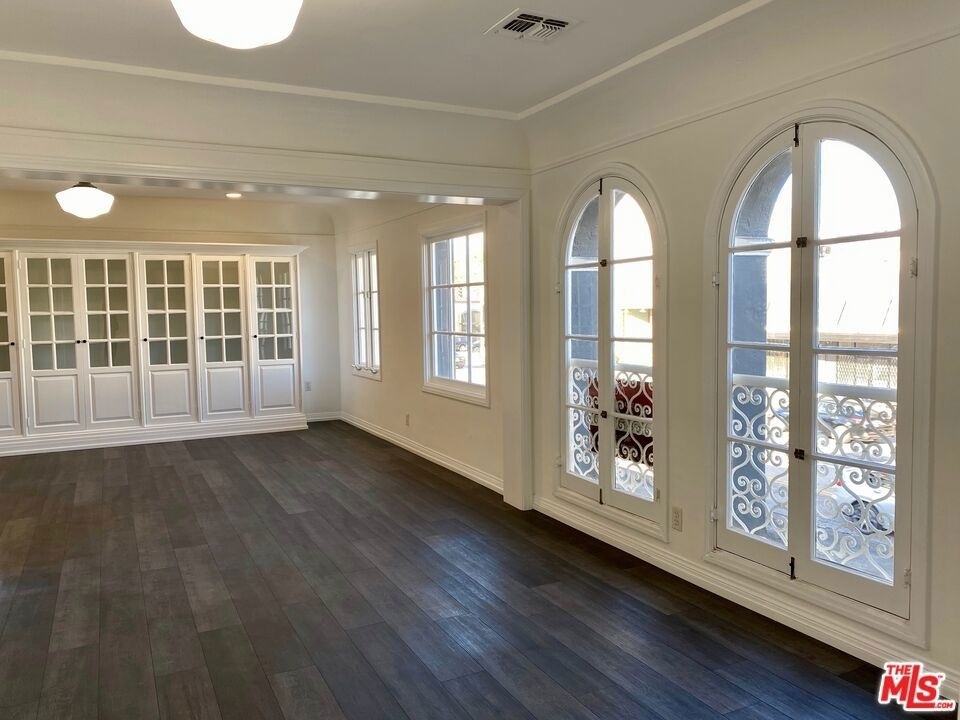 619 S La Brea Avenue - Photo 2