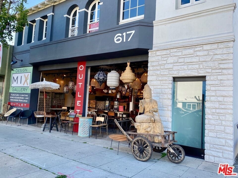 619 S La Brea Avenue - Photo 1