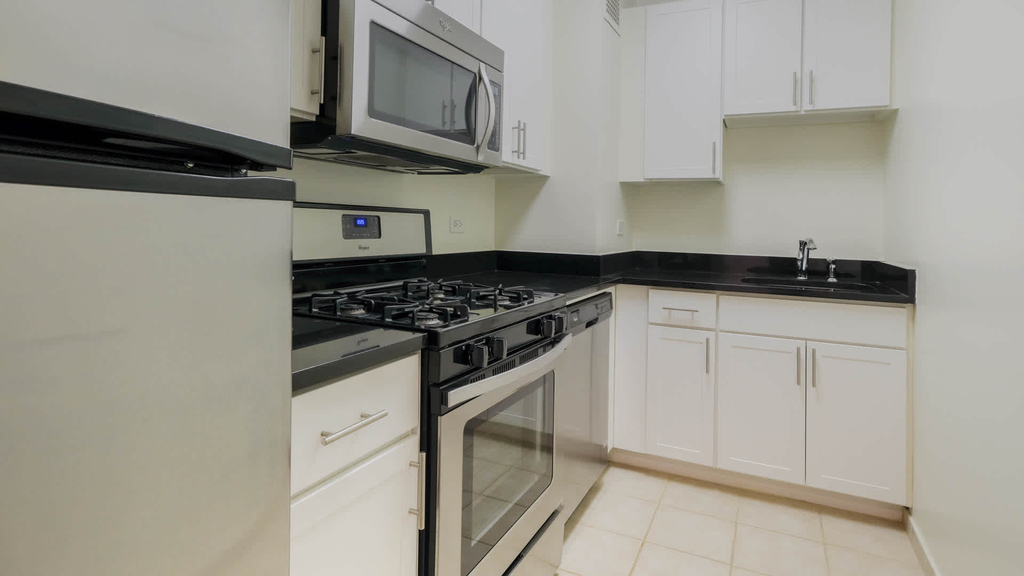 245 E. 40th St. - Photo 4