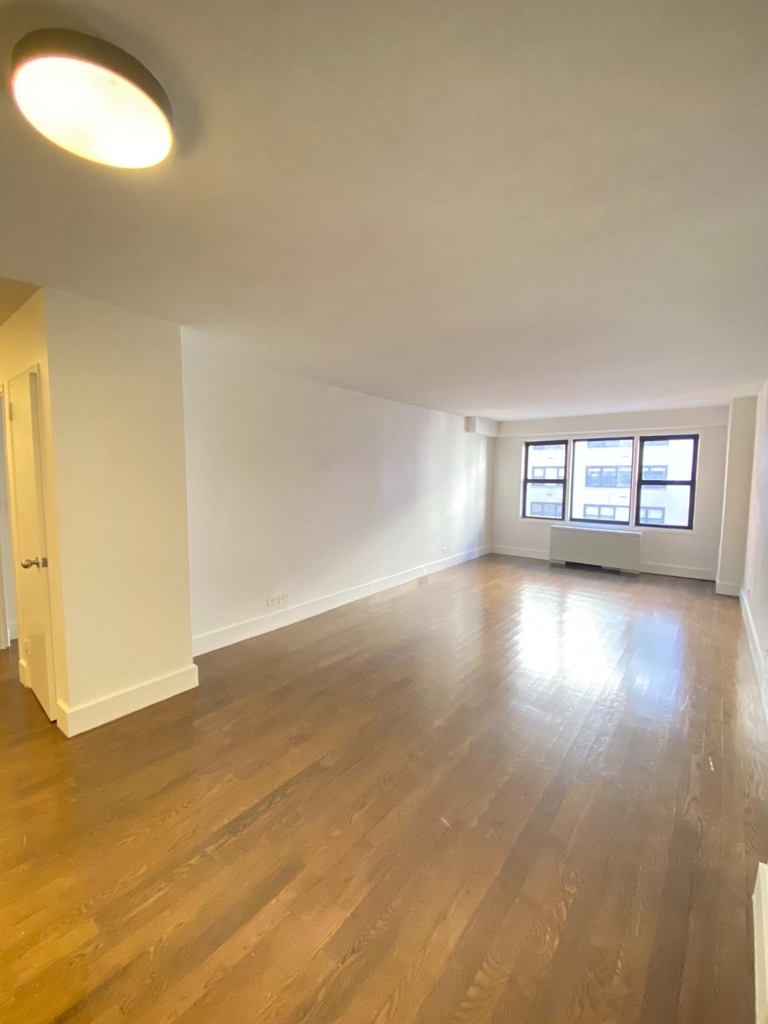 220 E 63rd St - Photo 2