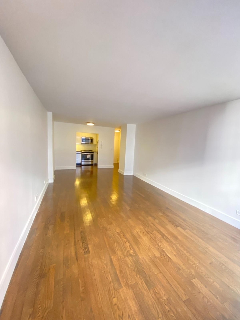220 E 63rd St - Photo 4