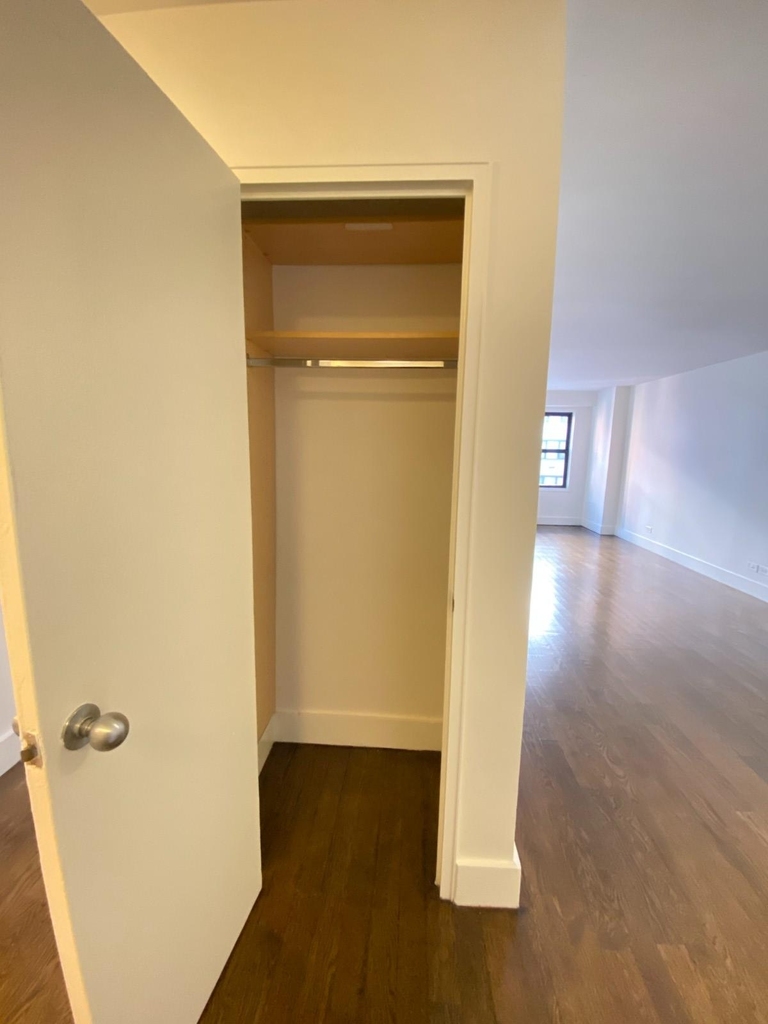 220 E 63rd St - Photo 3