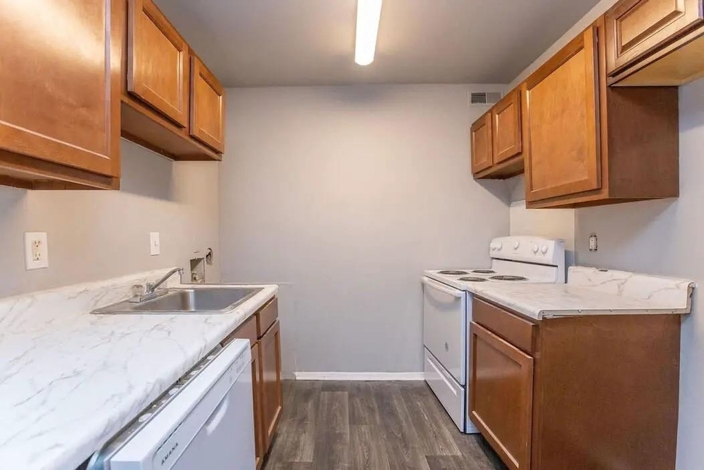 6110 Cricklewood Dr - Photo 2