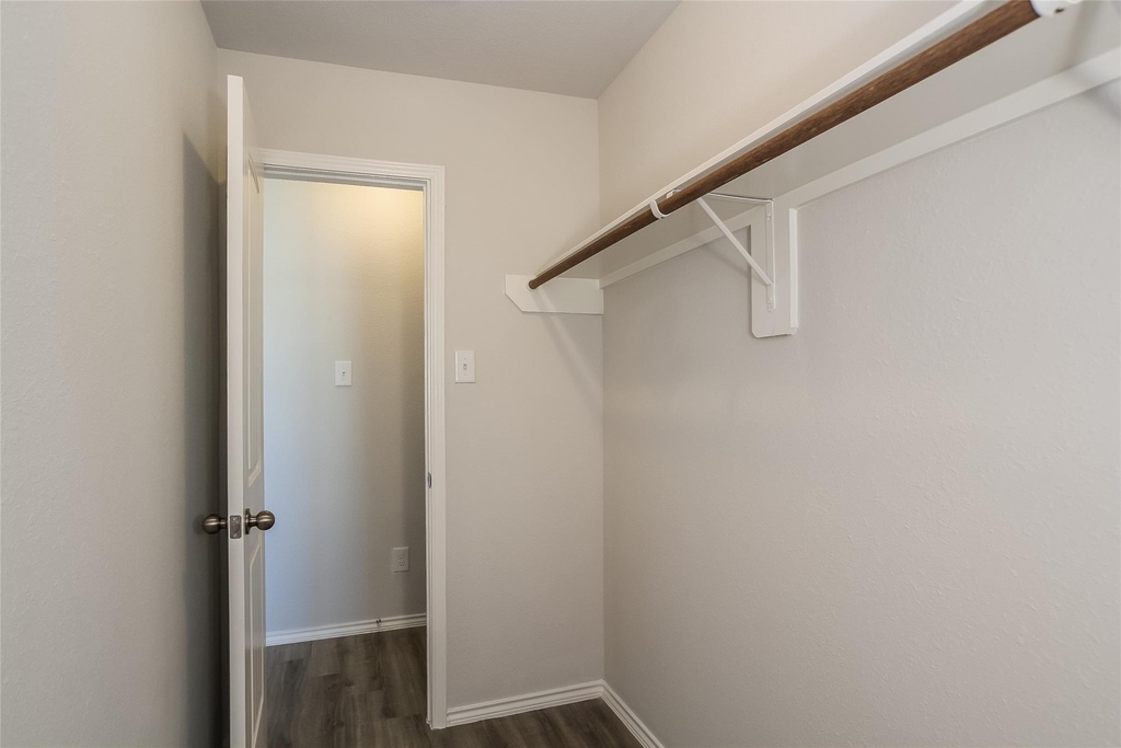 8506 Middleton Oaks Circle - Photo 9