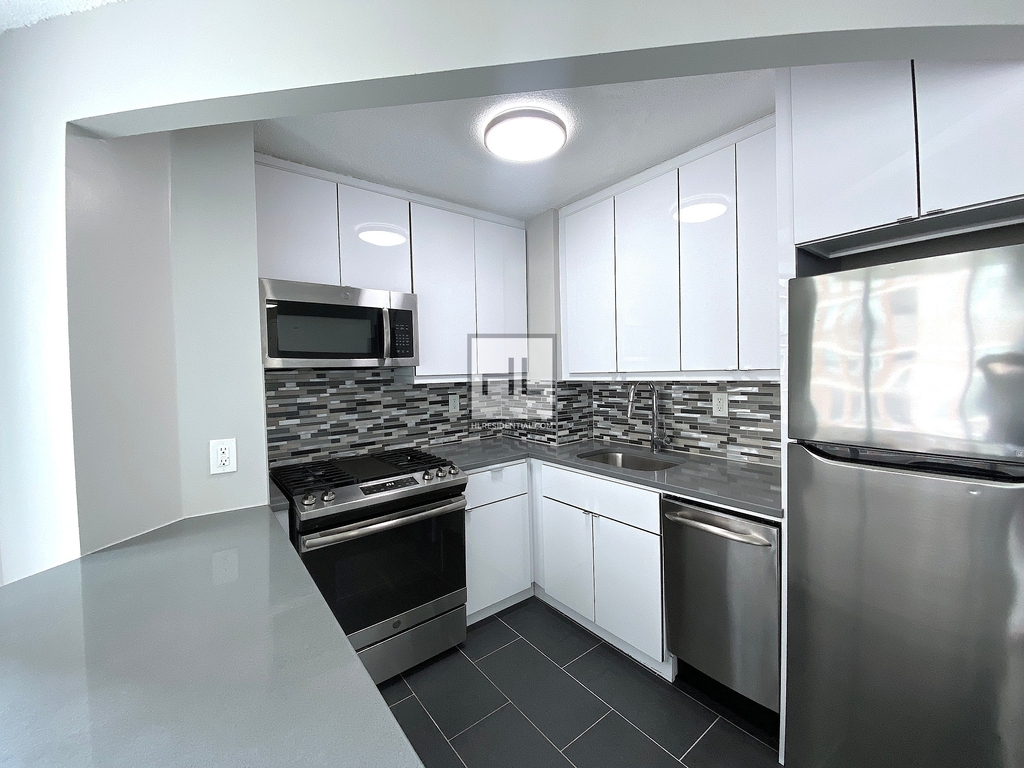 Second Avenue - Photo 1