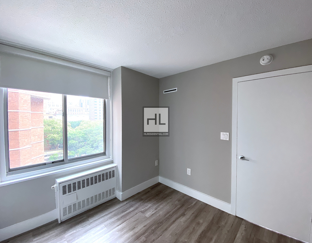 Second Avenue - Photo 2
