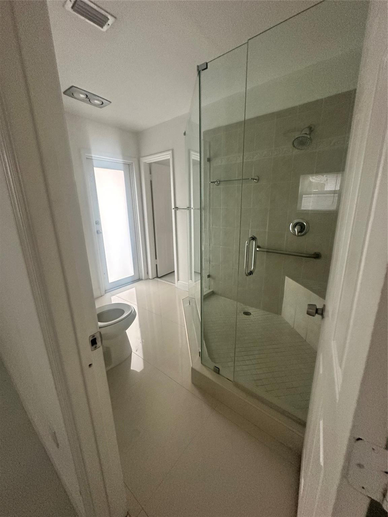 2810 Ne 60th Street - Photo 5