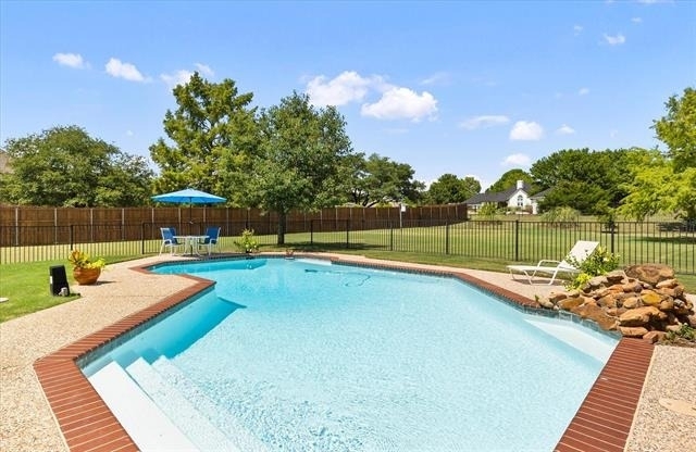 425 Chippendale Drive - Photo 2