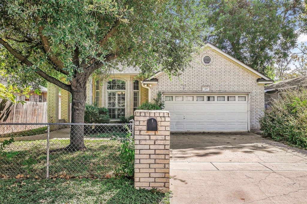 409 E Austin Ave - Photo 1