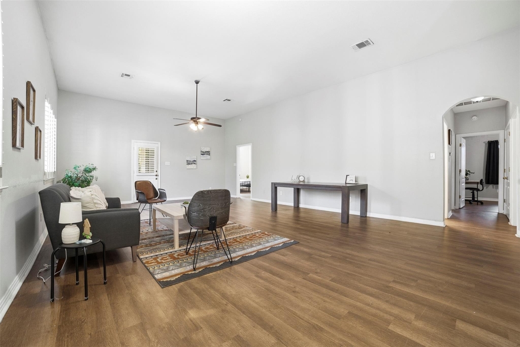 409 E Austin Ave - Photo 0