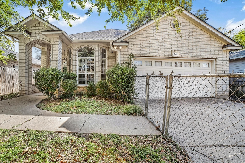 409 E Austin Ave - Photo 2