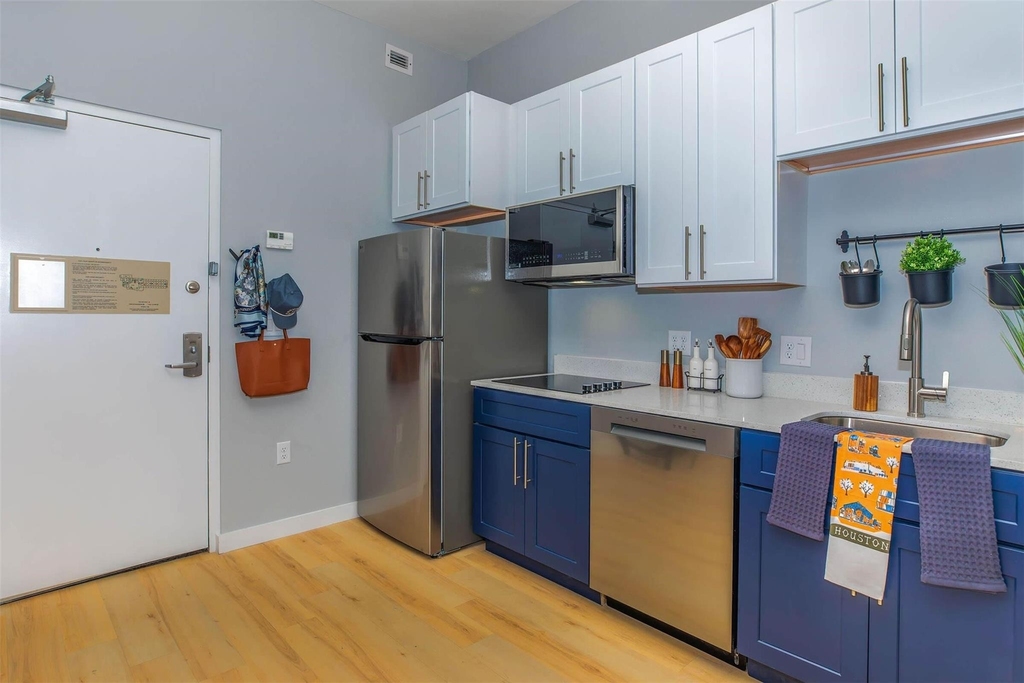 1350 Broadfield Blvd - Photo 4
