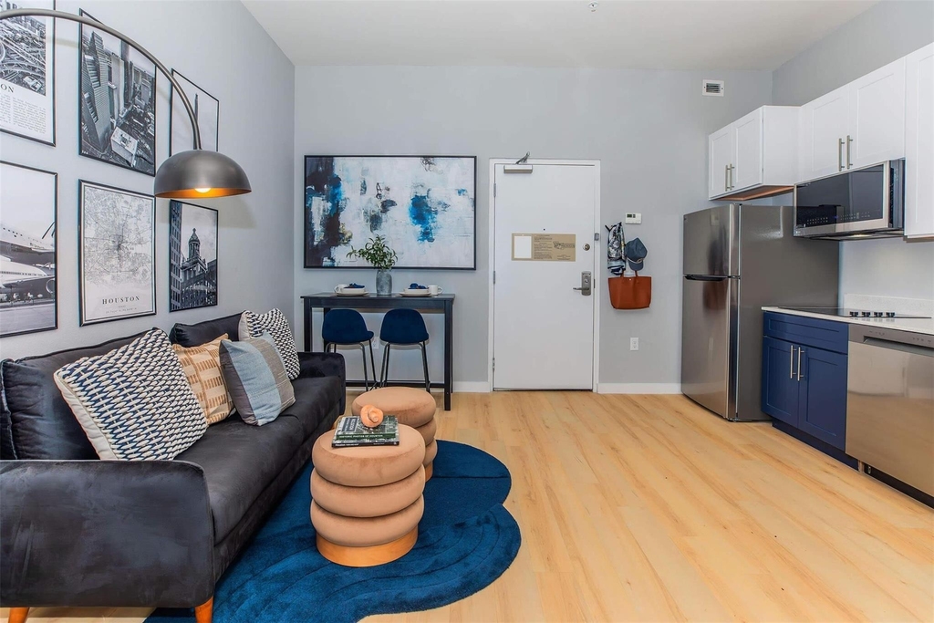 1350 Broadfield Blvd - Photo 3