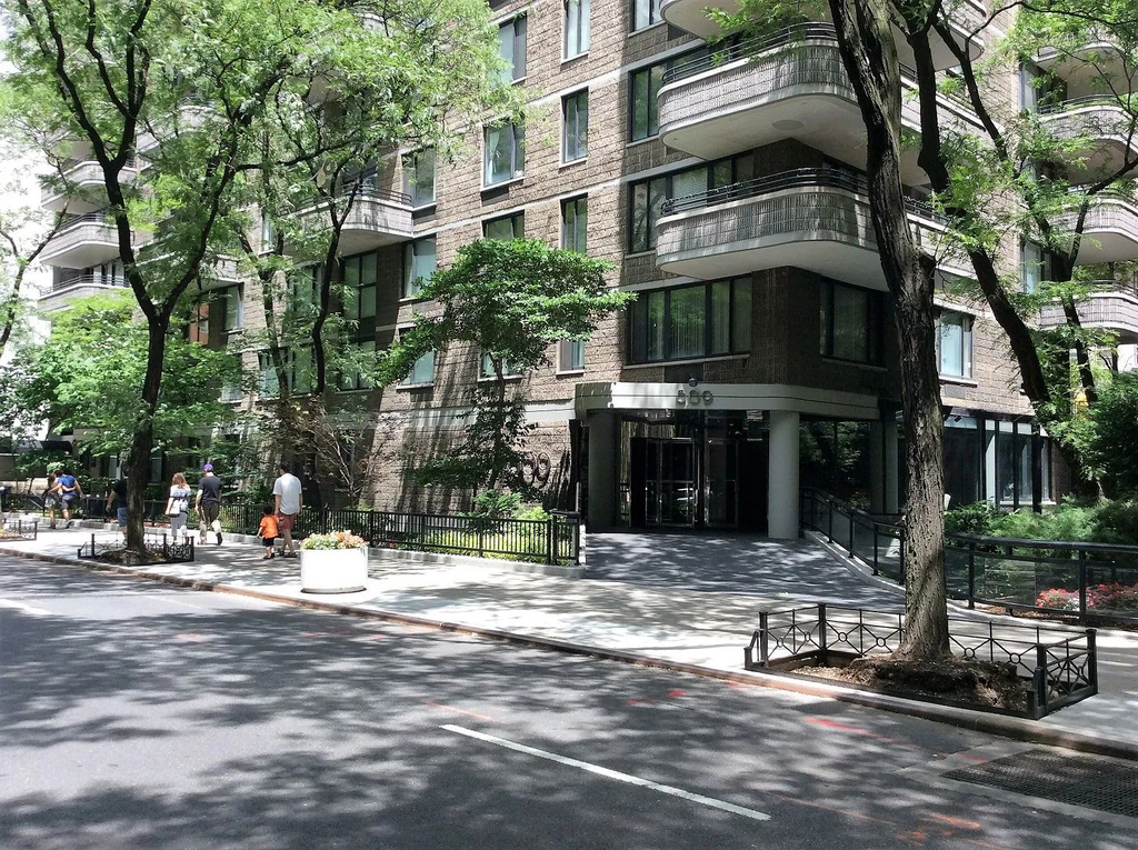 East 49th Street - Photo 7