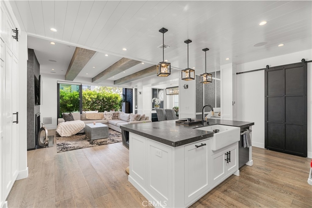 2037 E Ocean - Photo 2