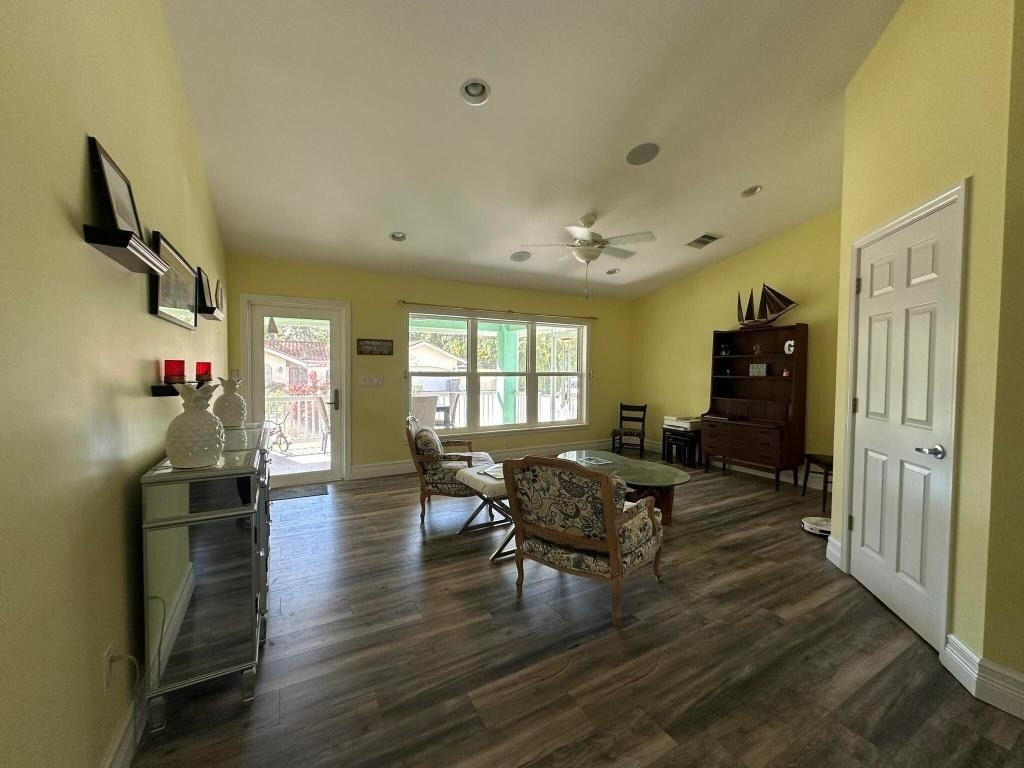 2415 Laurel Lane - Photo 3