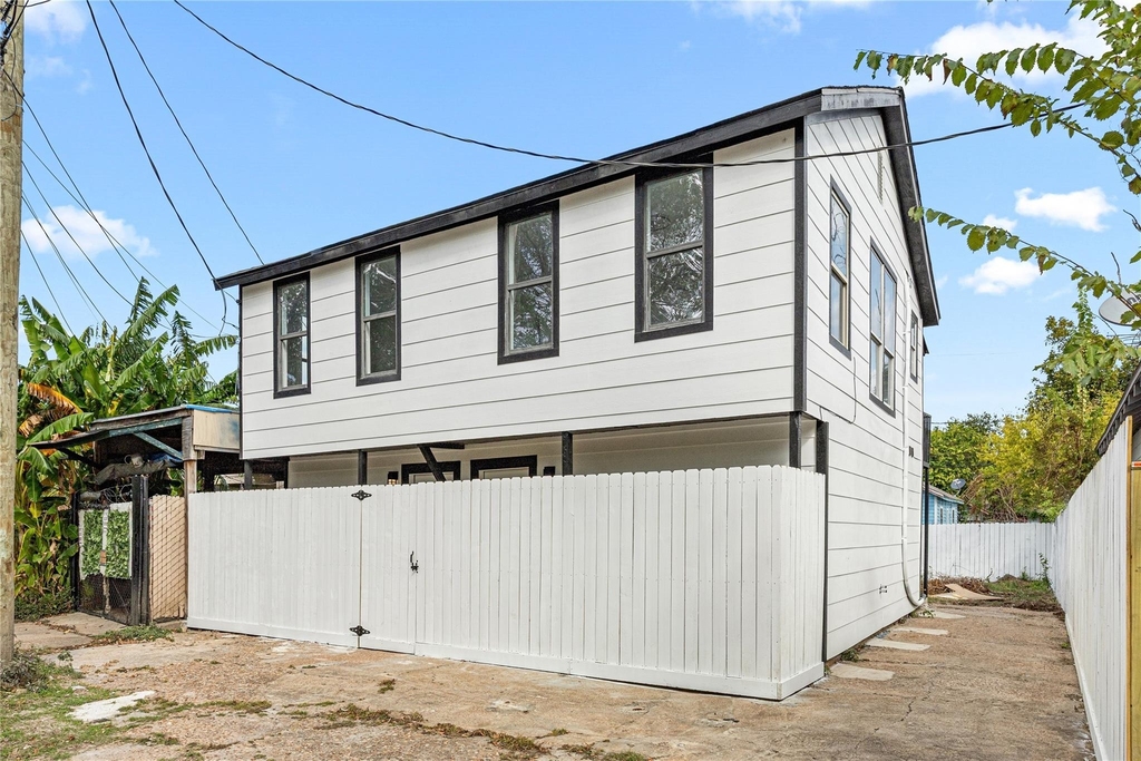 3229 Holman Street - Photo 2