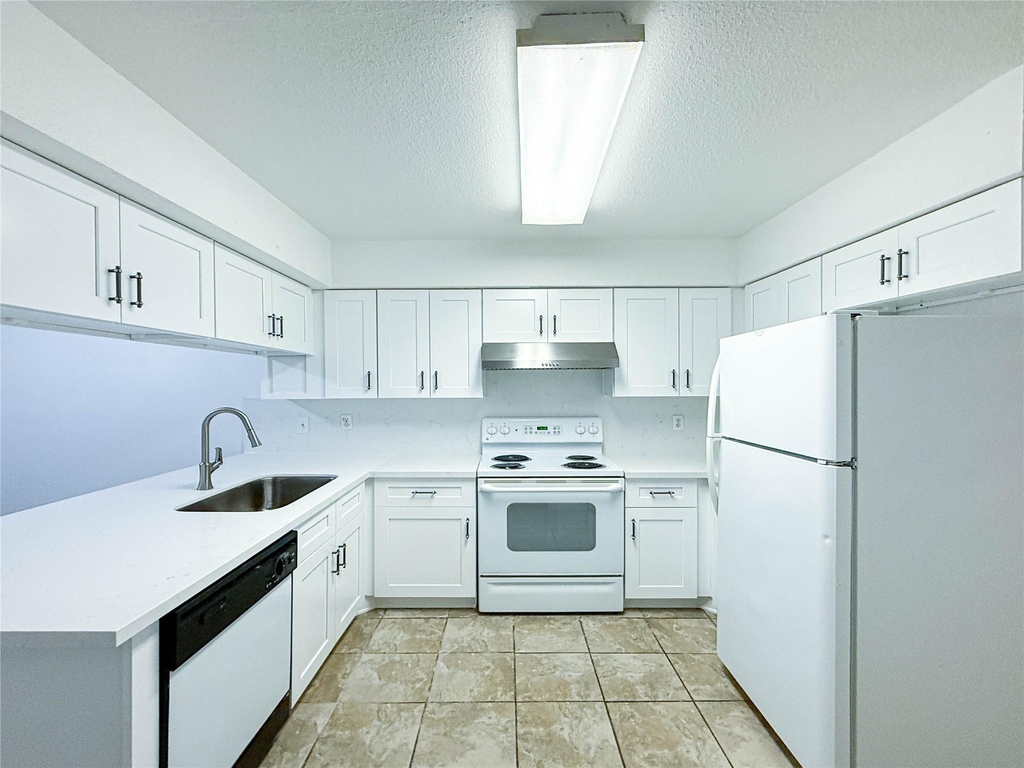 9201 Clarewood Drive - Photo 6