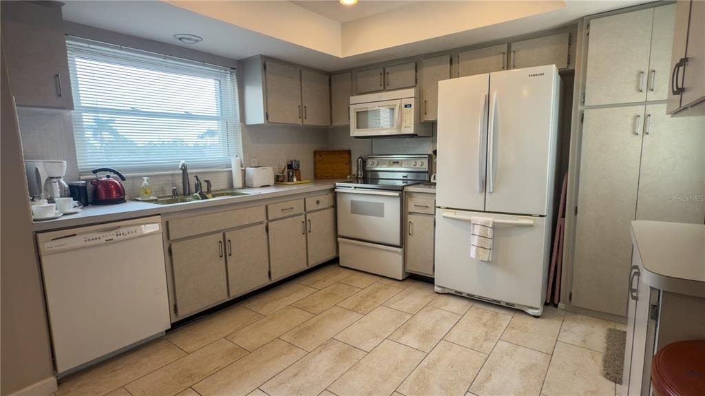 1900 Benjamin Franklin Drive - Photo 5