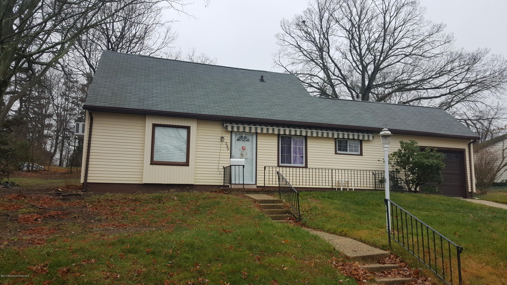 240 Castlewall Avenue - Photo 0