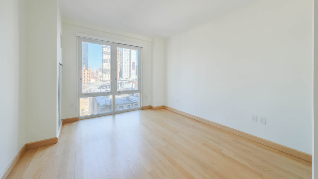 431 W 37th Street - Photo 13