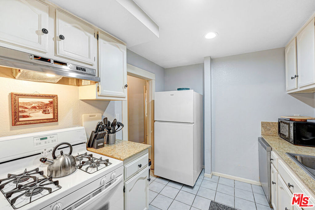 619 N Plymouth - Photo 9