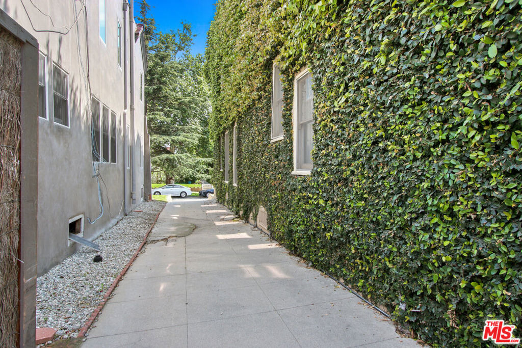 619 N Plymouth - Photo 19