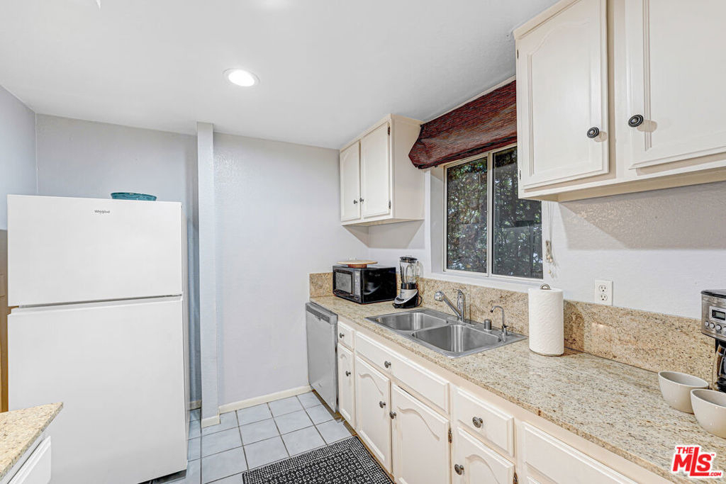 619 N Plymouth - Photo 8