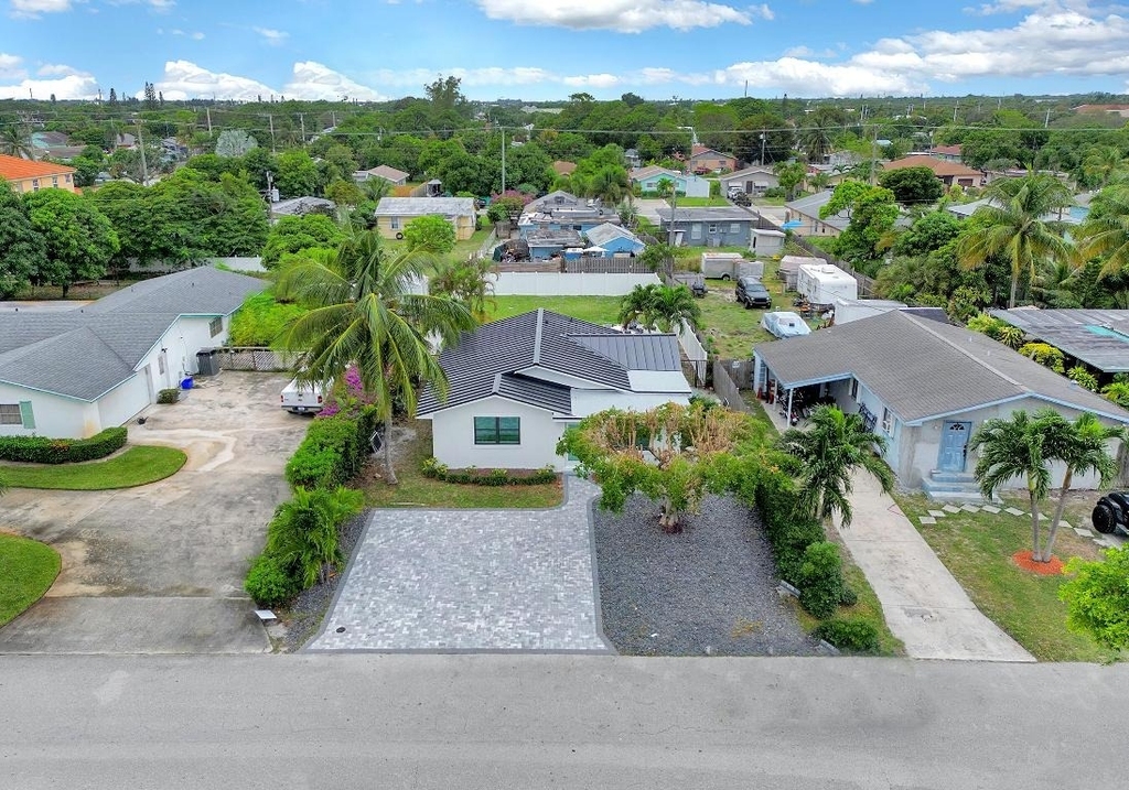 320 Nw 3rd Avenue - Photo 1