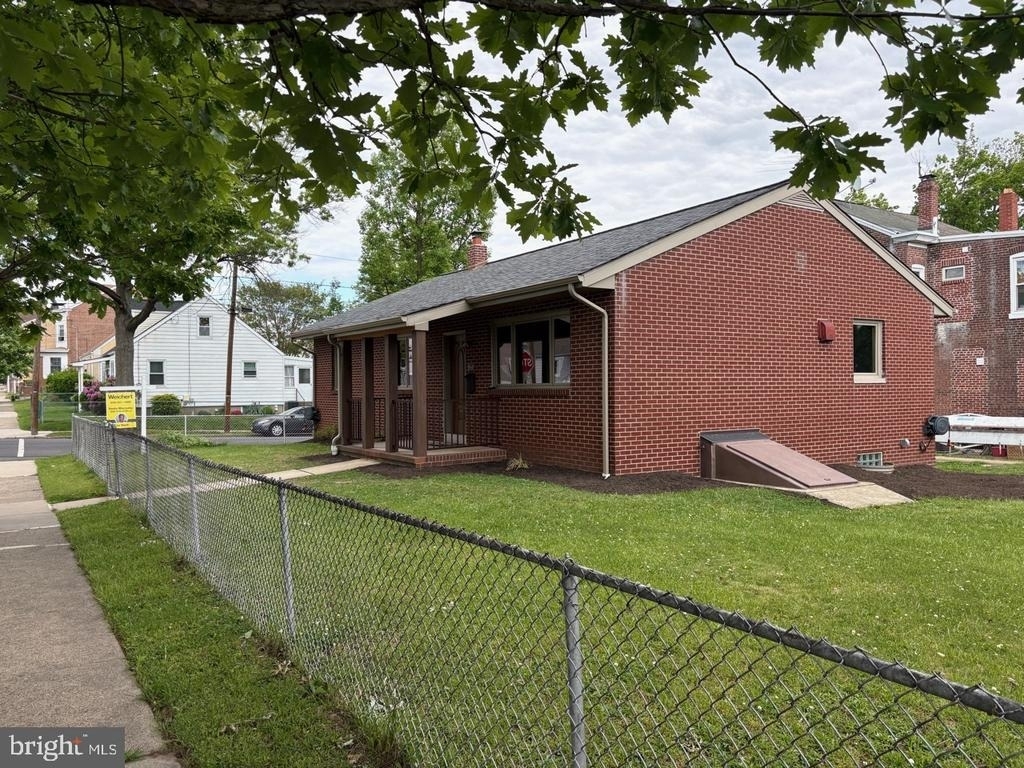 1040 Indiana Ave - Photo 2