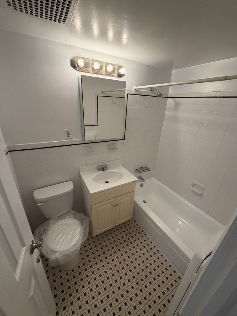 East 91st Street - Photo 5