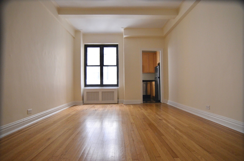 2nd Avenue & 10th Street - Photo 0