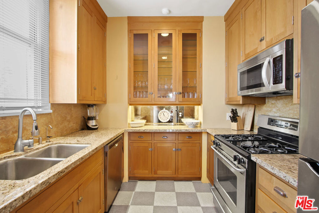 617 N Plymouth Boulevard - Photo 9