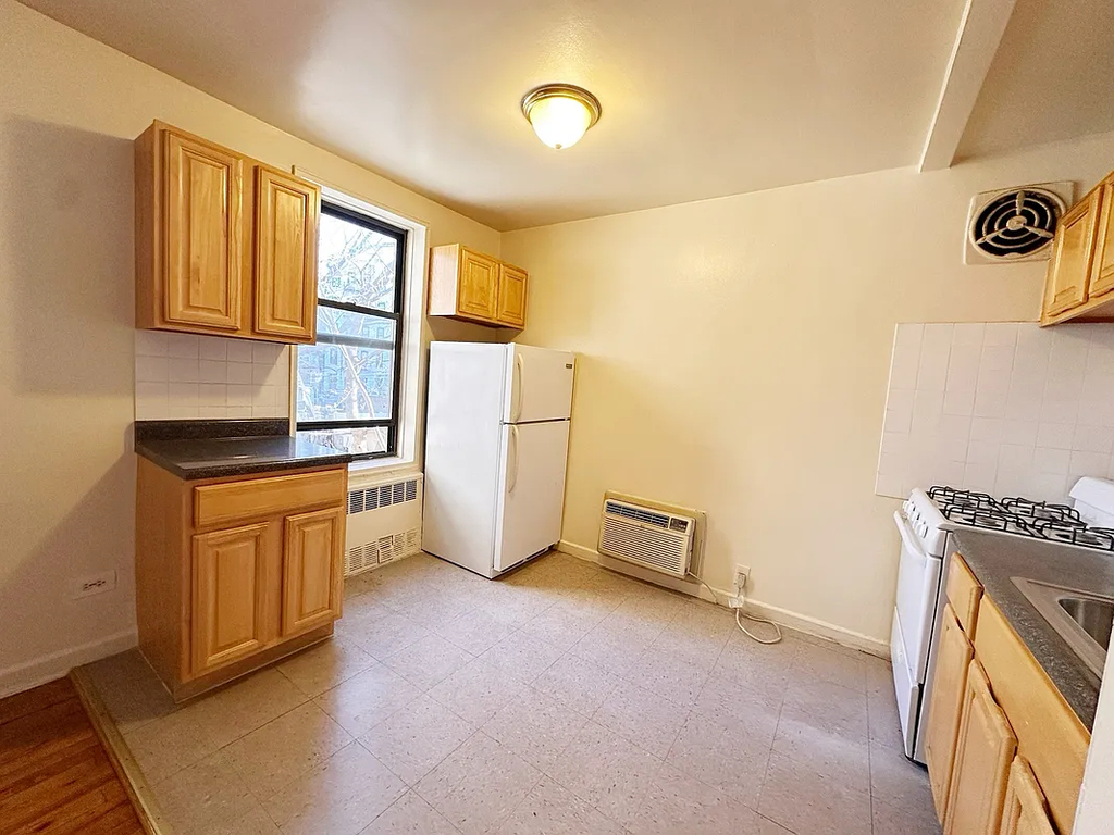 35-15 Leverich Street - Photo 3