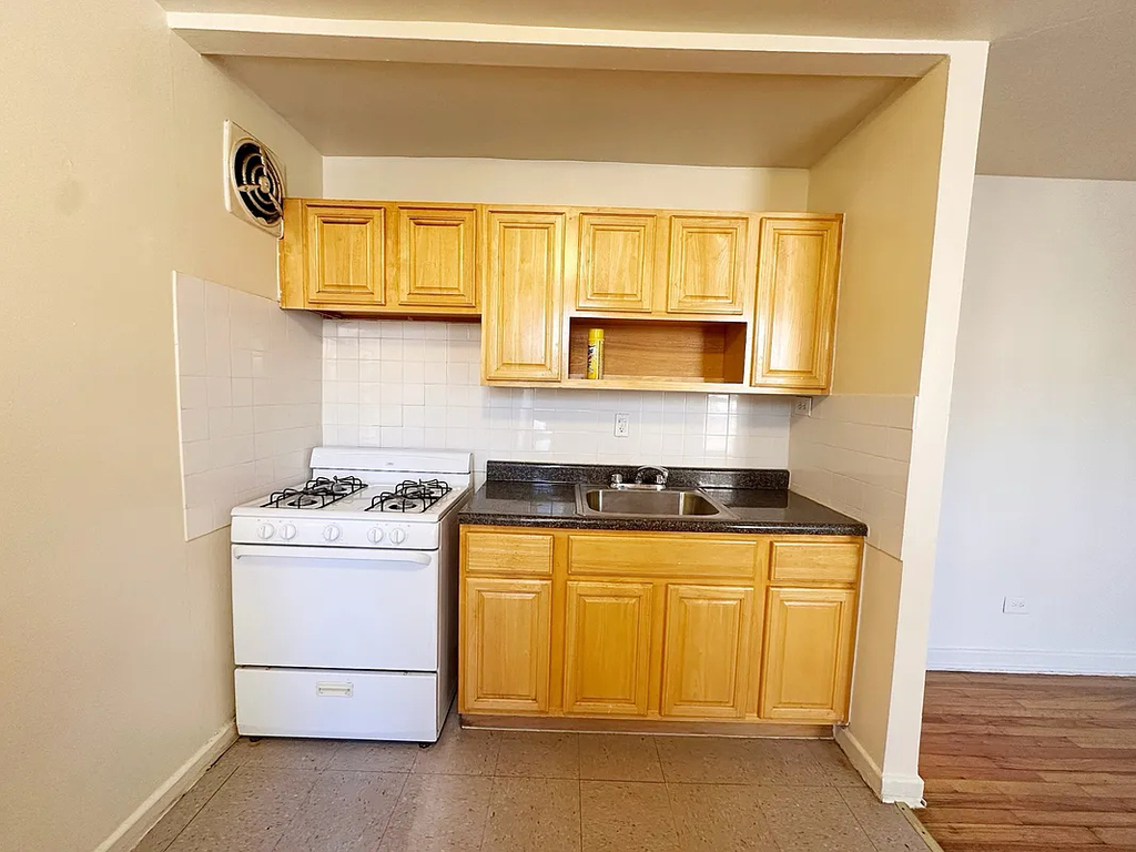 35-15 Leverich Street - Photo 6