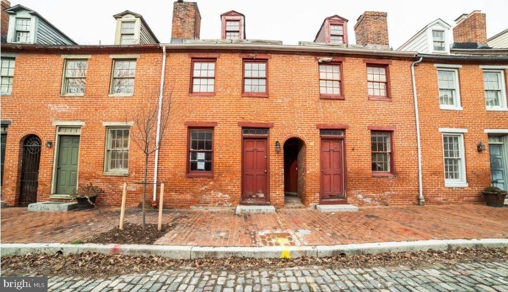 624 Stirling Street - Photo 2