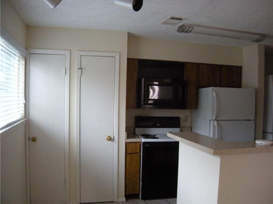 114 E 31st St - Photo 3