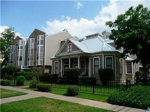 915 W 23rd St - Photo 0