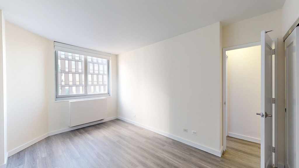 401 E 34th St - Photo 4