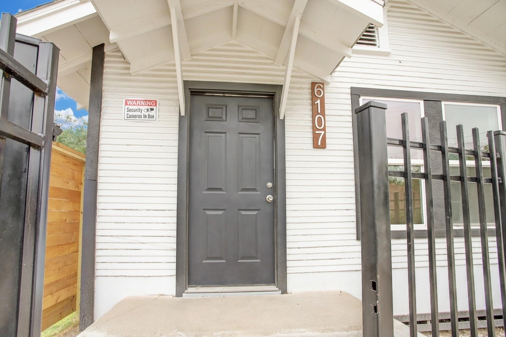 6107 N Main St - Photo 0