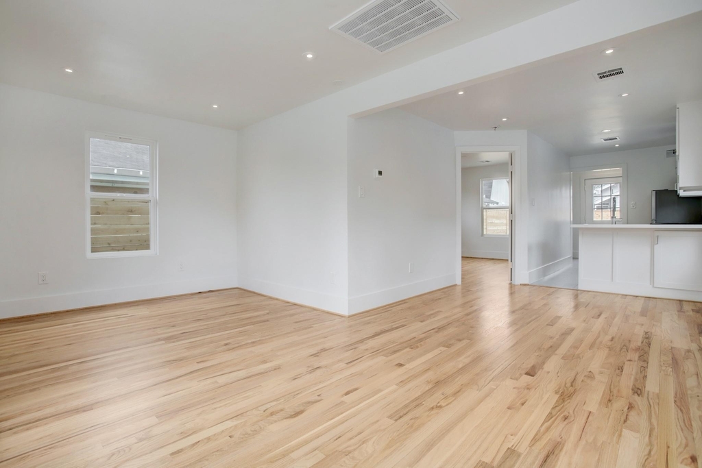 6107 N Main St - Photo 3
