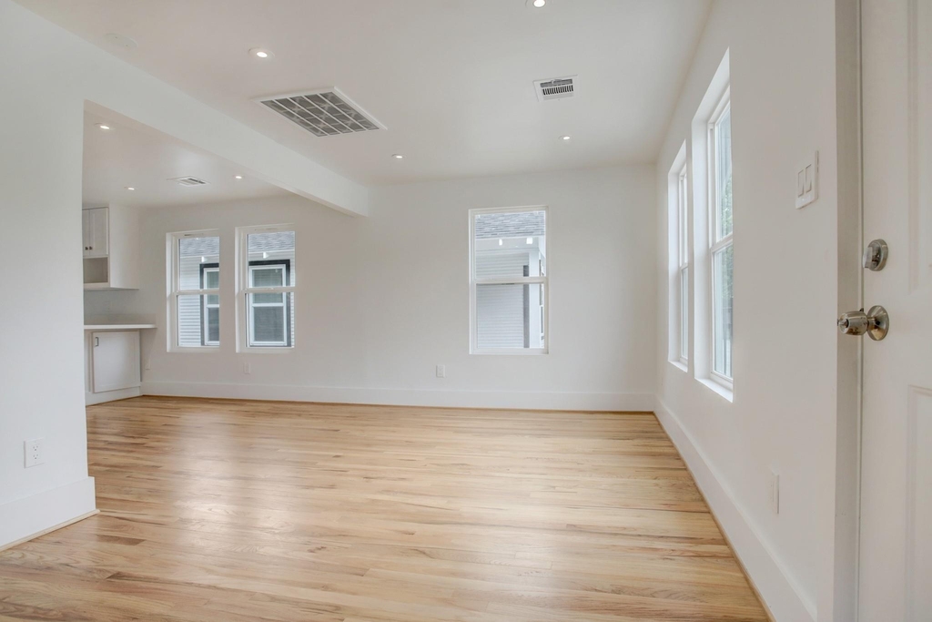 6107 N Main St - Photo 4