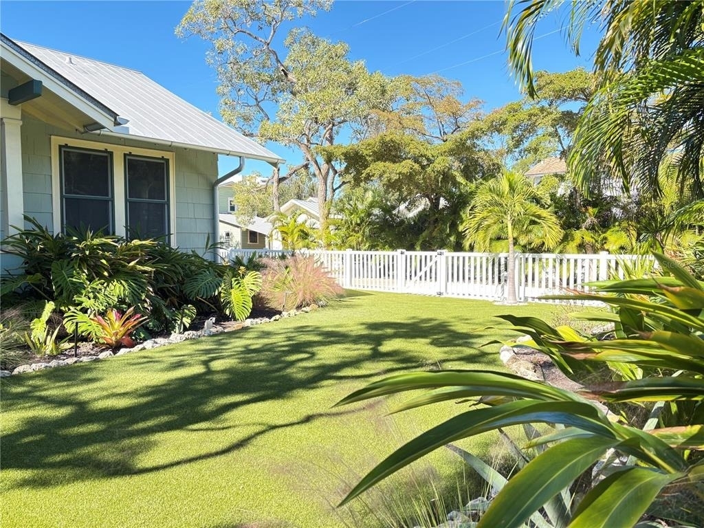 324 Julia Place - Photo 2