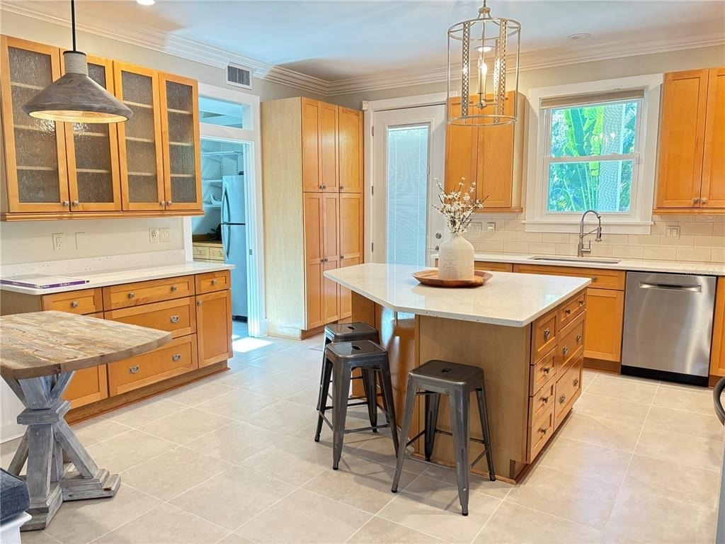 324 Julia Place - Photo 15