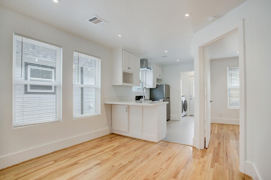 6109 N Main St - Photo 2