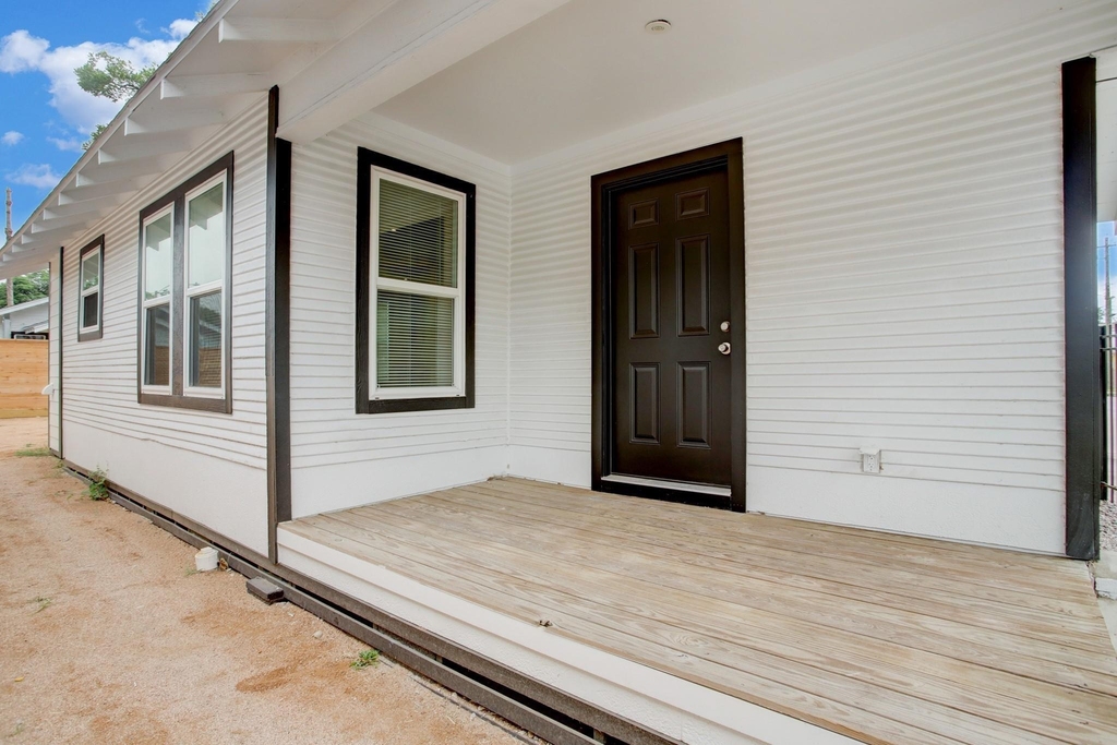 6109 N Main St - Photo 0