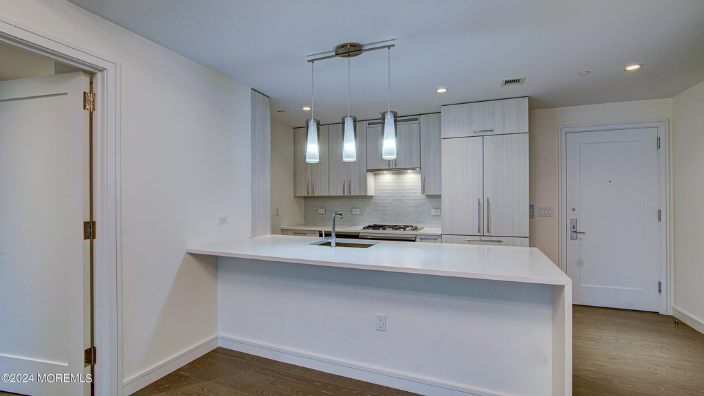 15 Morris Avenue - Photo 1